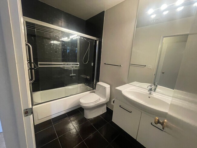 Building Photo - 1 BEDROOM / 1 BATH CONDO AVAILABLE AT WATERGATE COMPLEX IN EMERYVILLE!!!