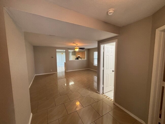 Building Photo - Charming 2 Bedroom, 2 Bathroom Home in Pri...