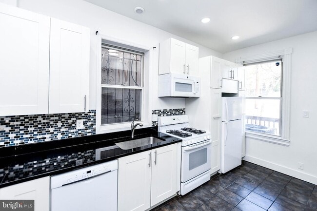 Building Photo - 104 R St NE