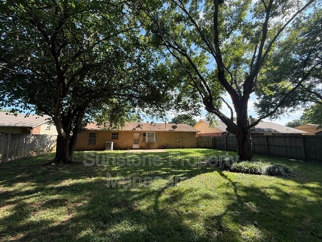 Building Photo - 308 W Austin St