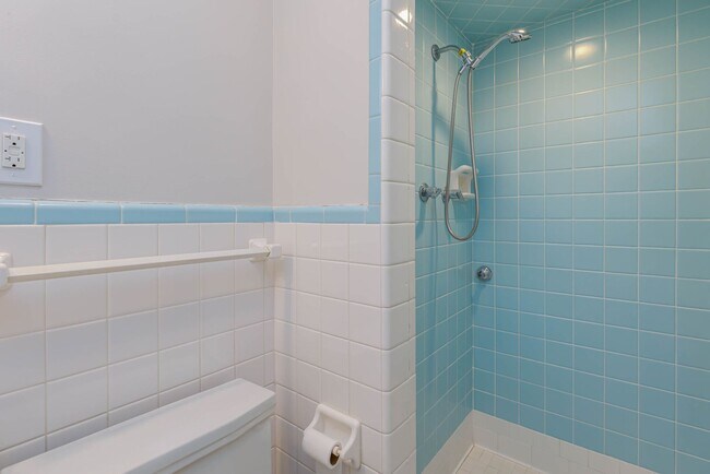 Building Photo - Gorgeous 3 bed 2 bath home with finished basement/carport in NW Greensboro! Lawn care included.