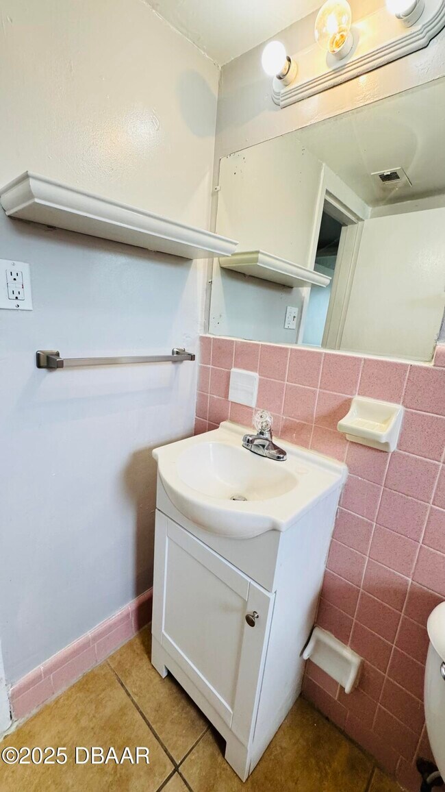 Building Photo - 732 N Halifax Ave