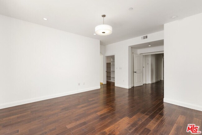 Building Photo - 320 S Swall Dr