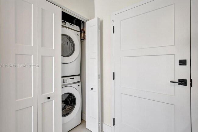 Building Photo - 5980 SW 40th Ave