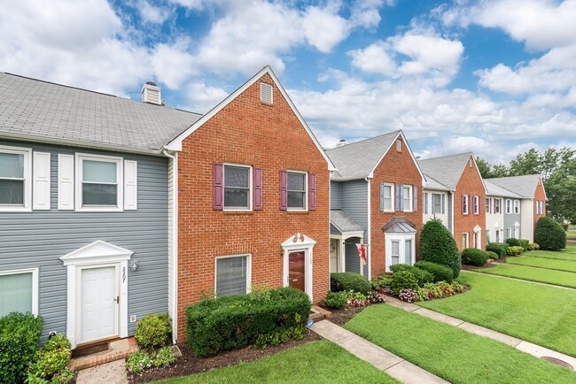 Building Photo - 2209 High Bush Cir