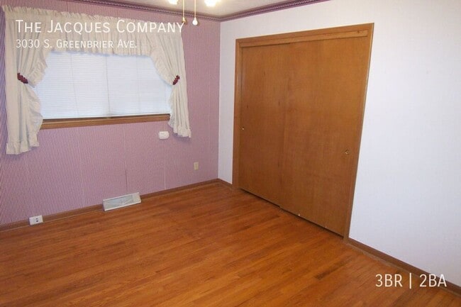 Building Photo - 3030 S Greenbrier Ave