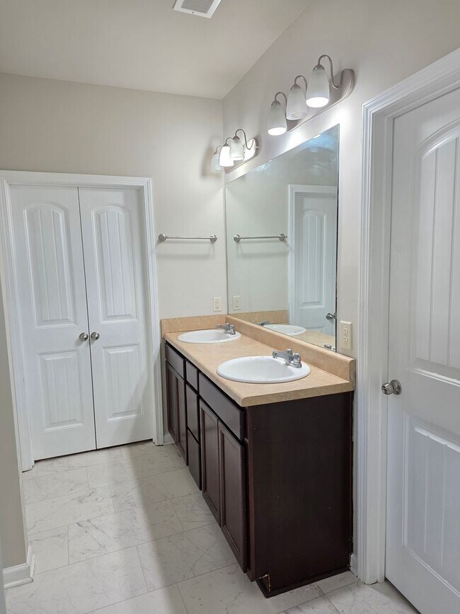 Building Photo - Beautiful 4 bed 2.5 bath home located in Cartersville