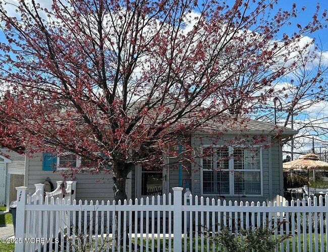 Primary Photo - 1733 Melrose Ave