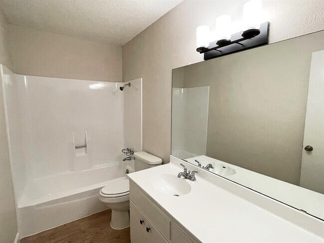 Building Photo - 906 Acorn Oaks Dr