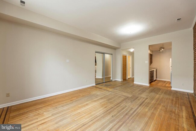 Building Photo - 2706 Ontario Rd NW