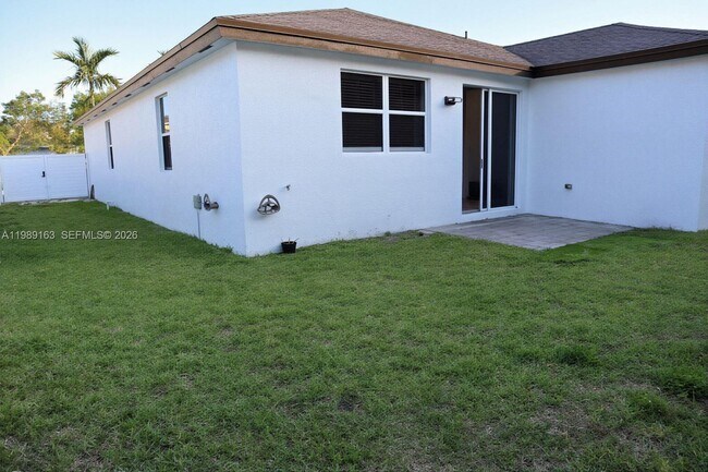 Building Photo - 27440 SW 135th Ave Rd