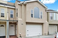 Building Photo - Fabulous 2 bed Plus Den, 1 bath in San Francisco (Downstairs Unit)