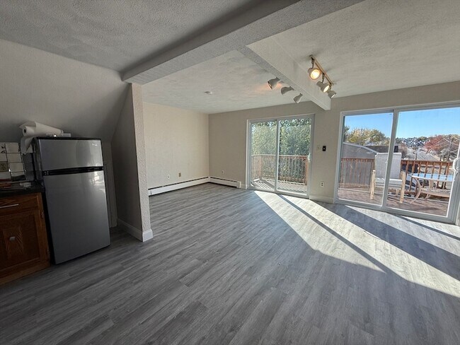 Building Photo - 304 Malden St