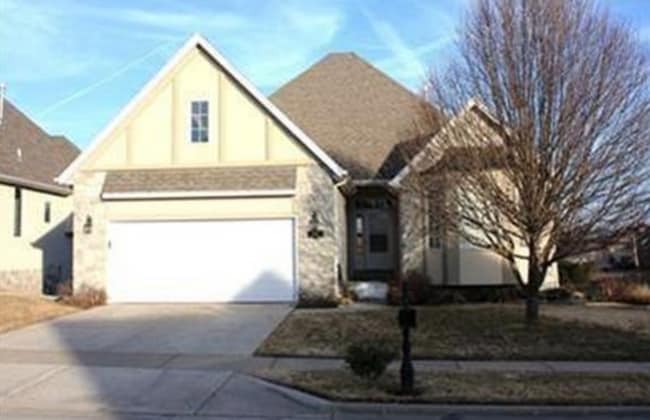 Building Photo - 1008 S Carriage Ave