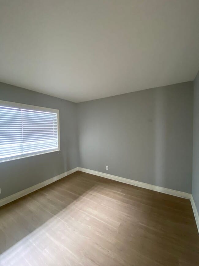Building Photo - Alamitos Beach Spacious Condo