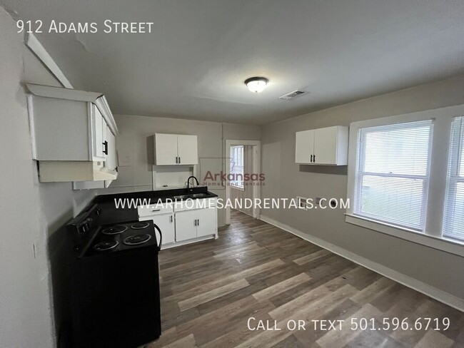 Building Photo - 912 Adams St