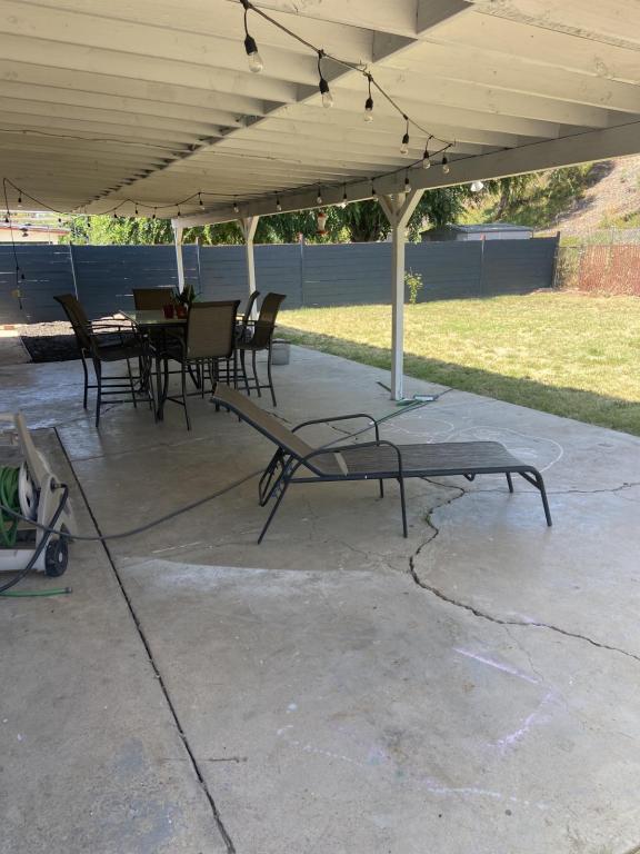 Building Photo - 917 Broadview St