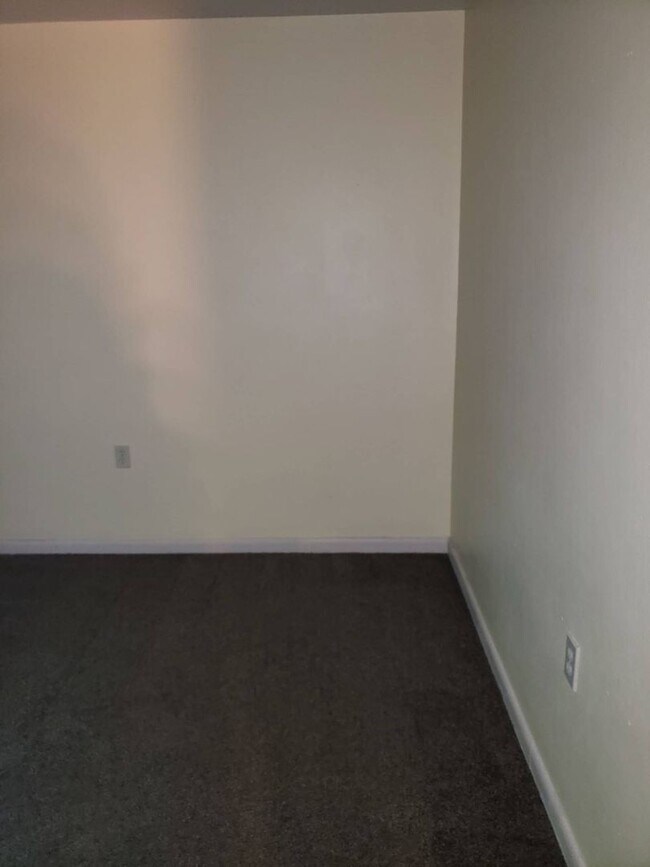 Building Photo - 1065 NE Duncan Ln