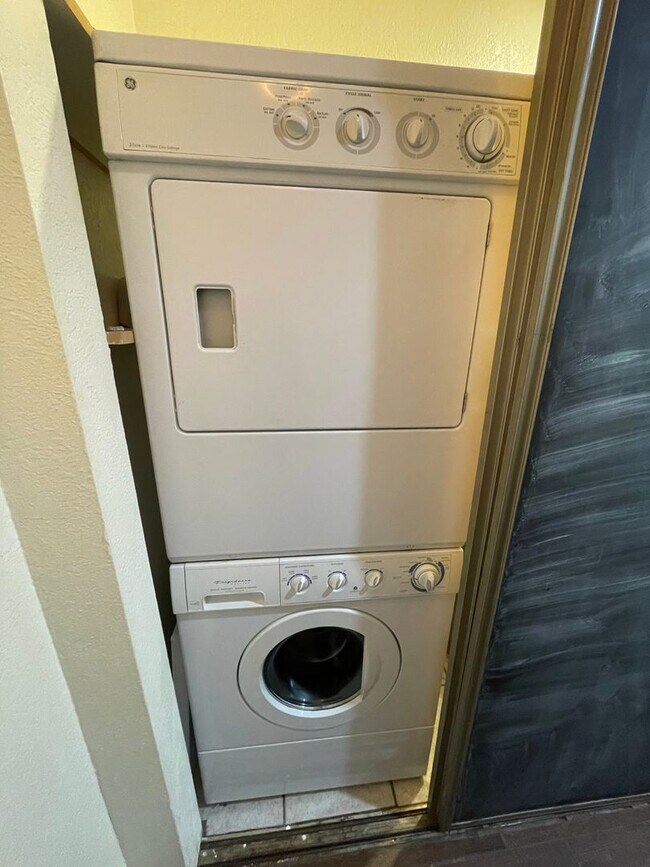 Building Photo - 2035 S Elm St