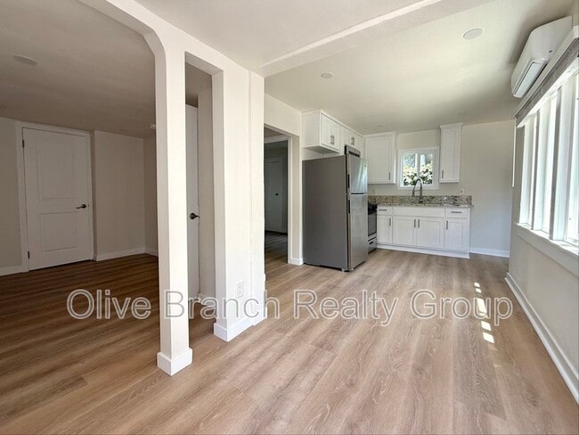 Building Photo - 4125 1/2 S. Van Ness Ave