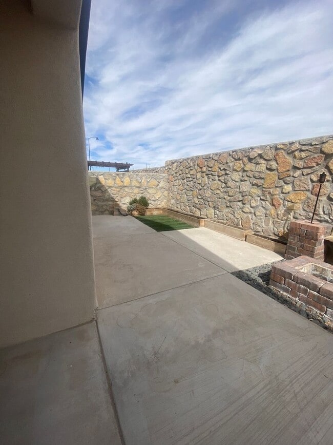 Building Photo - Beautiful Newer Home in Great Location