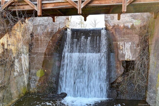 Building Photo - 222 Williams St E