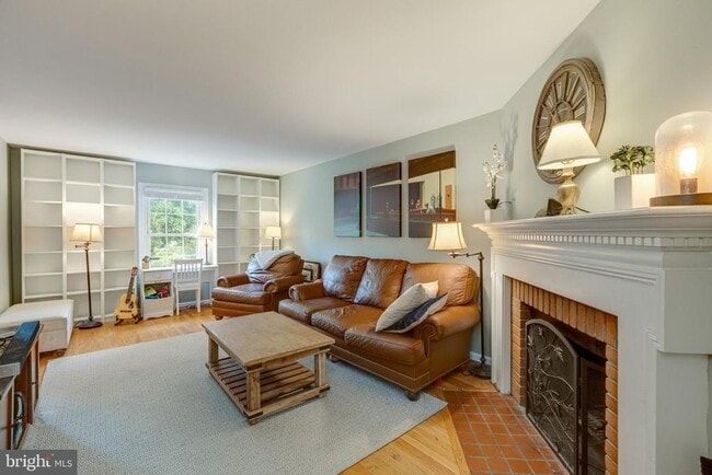 Building Photo - 6813 Market Square Dr