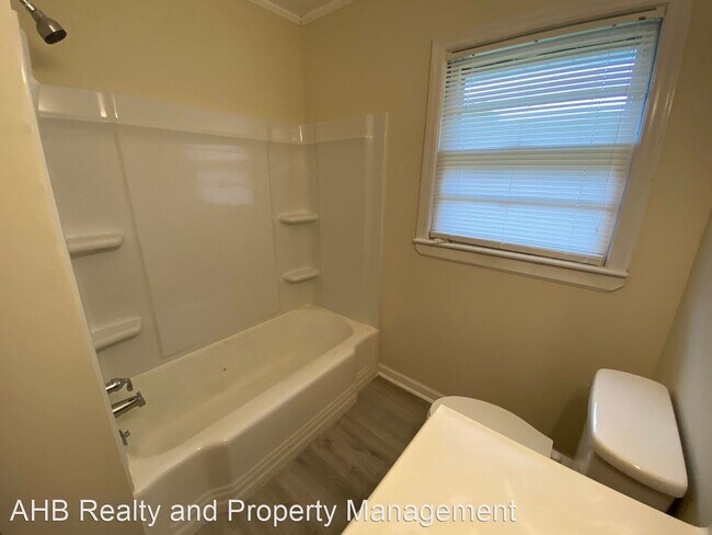 Building Photo - 3 br, 2 bath House - 209 Meadowbrook Dr.