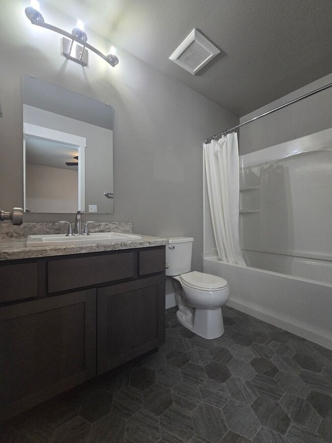 Building Photo - 2 bedroom 2.5 Bathroom Townhome