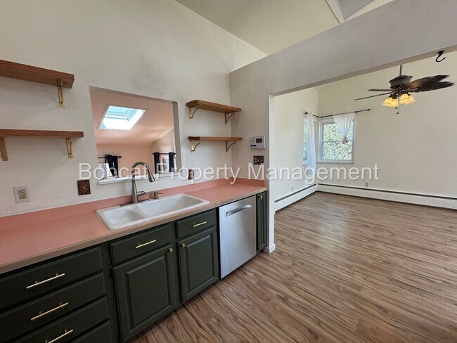 Building Photo - 3 Bed, 2 Bath Home Located in West Carson ...