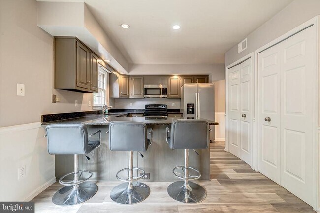 Building Photo - 5465 Cheshire Meadows Way