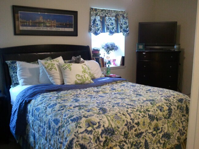 Deep window in each bedroom - 100 Michael Dr