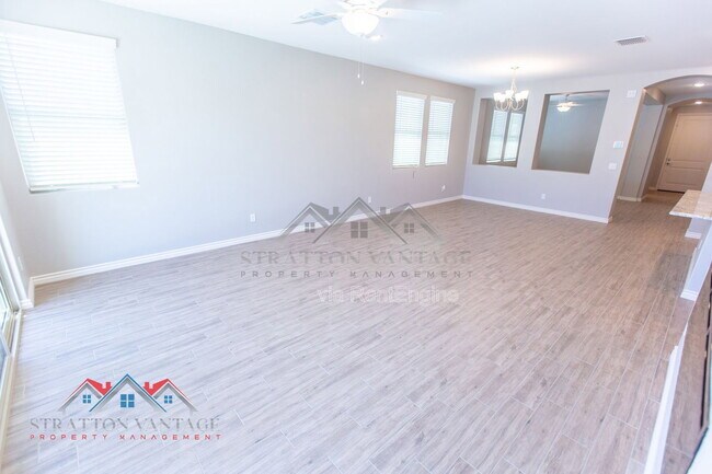 Building Photo - 15243 W Latham St