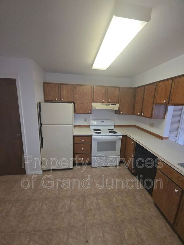 Building Photo - 1102 E Carolina Ave