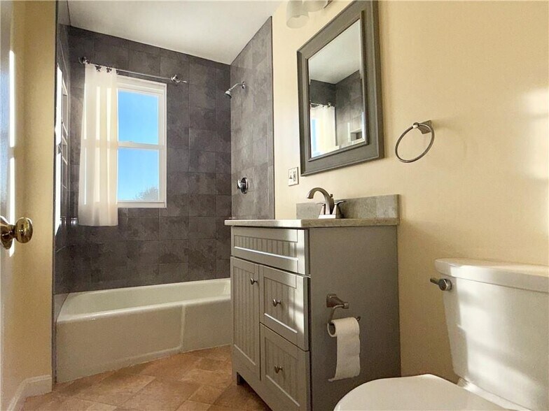 Building Photo - 1037 Cass Ave