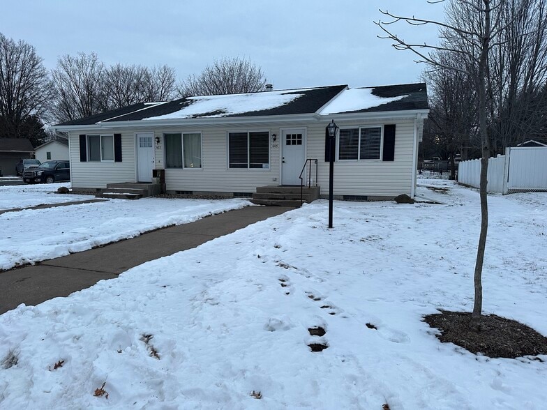 Welcome Home! - 605 N Grove St