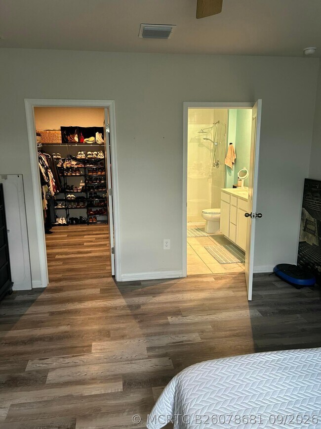 Building Photo - 825 Persimmon Pl