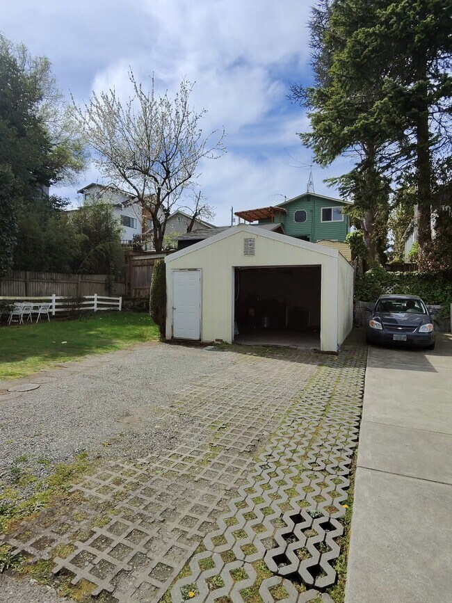 Building Photo - 5315 9th Ave NE