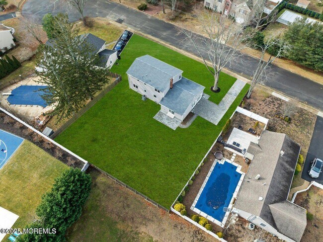 Building Photo - 1 Robin Dr