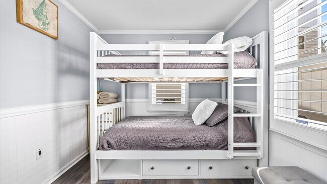 Building Photo - 816 St James Pl