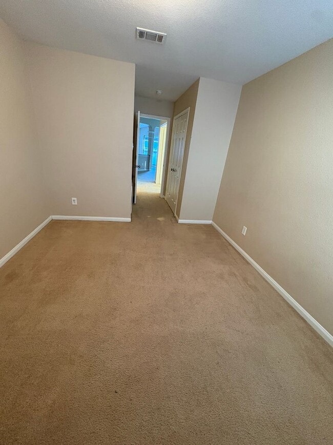 Building Photo - AVAILABLE NOW!