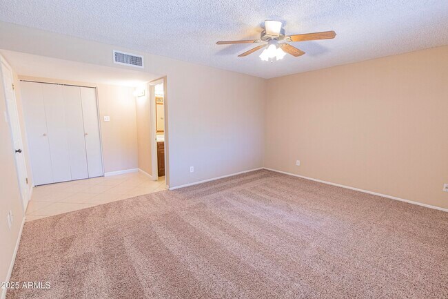 Building Photo - 1049 E Carter Dr