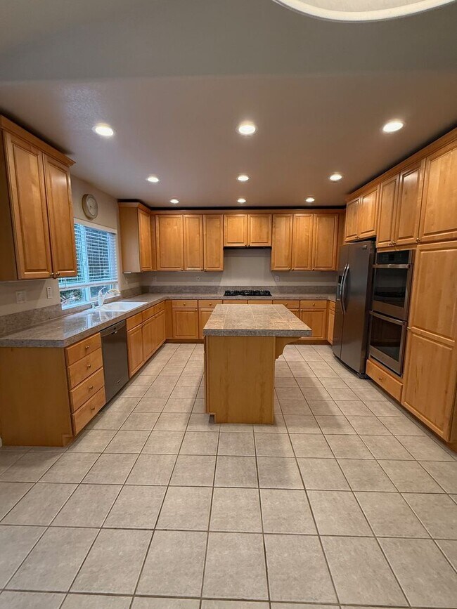 Building Photo - ** Move In Special, $1,000.00 Off First Month's Rent! ** Spacious 4 Bedroom Home for Rent in Desi...