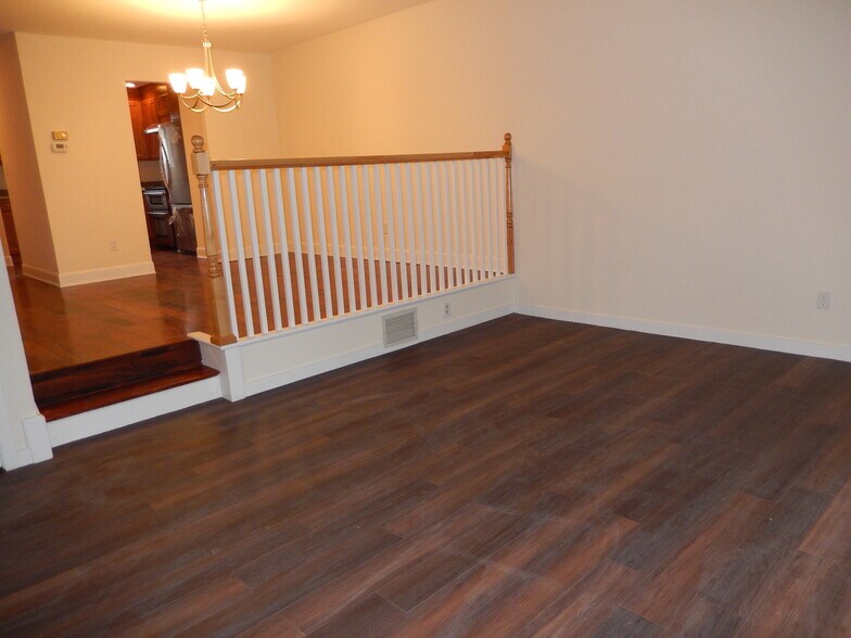 Building Photo - 222 Melody Ln