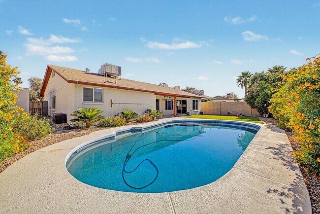 Building Photo - 1056 W Pecos Ave