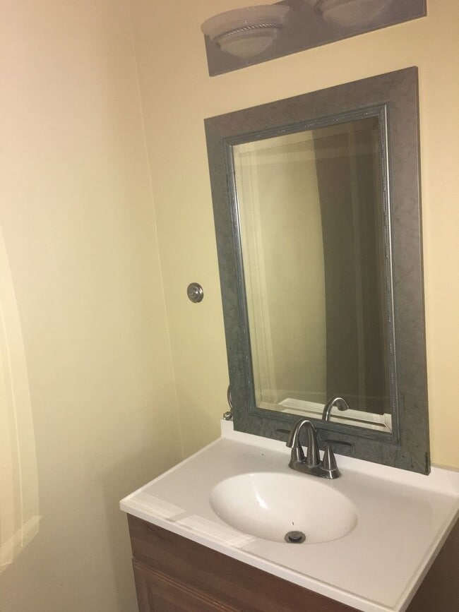 Building Photo - Beautiful, Custom-Built Home in Established & Coveted MOWAT HIGHLANDS!