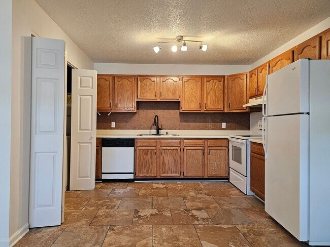 Building Photo - 1544 Diuguid Dr