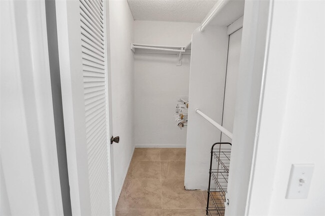 Building Photo - 580 Normandy Ln