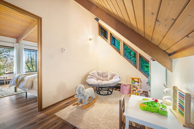 Building Photo - 5504 NE 190th St