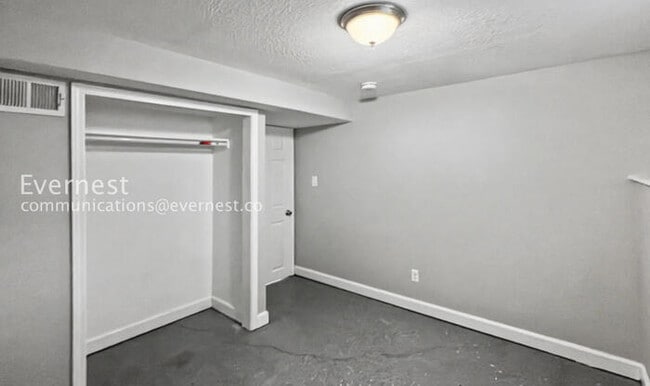 Building Photo - 4 Bed/3 Bath Home with In-Unit Laundry / Available Now!